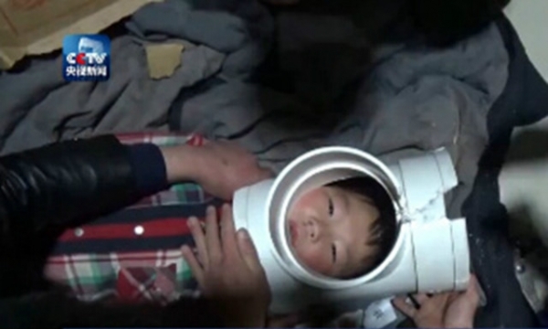 Giải cứu cậu bé 5 tuổi bị kẹt đầu trong ống dẫn nước vì nghịch dại